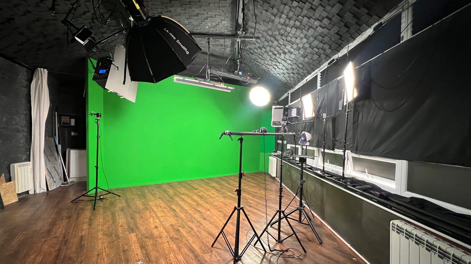 Studio lighting rig and greenscreen